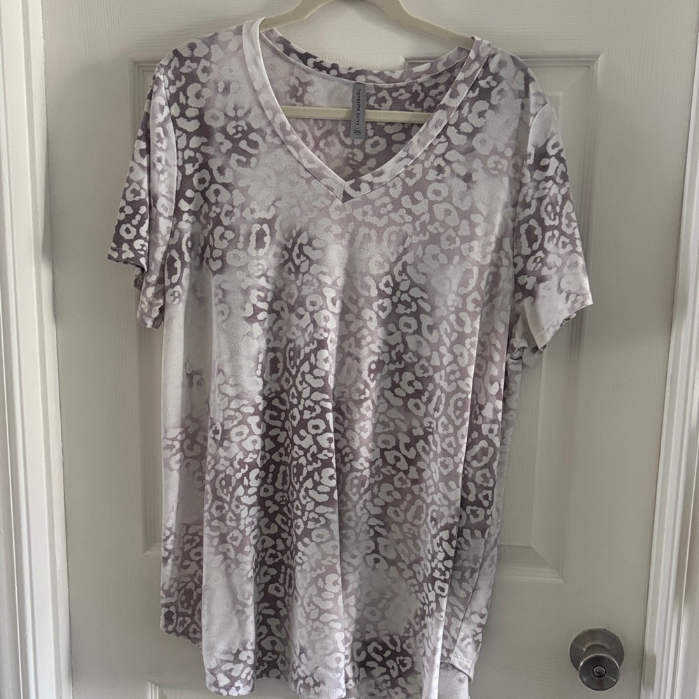 Women's V-Neck Leopard Print Tee - Lavender Gray